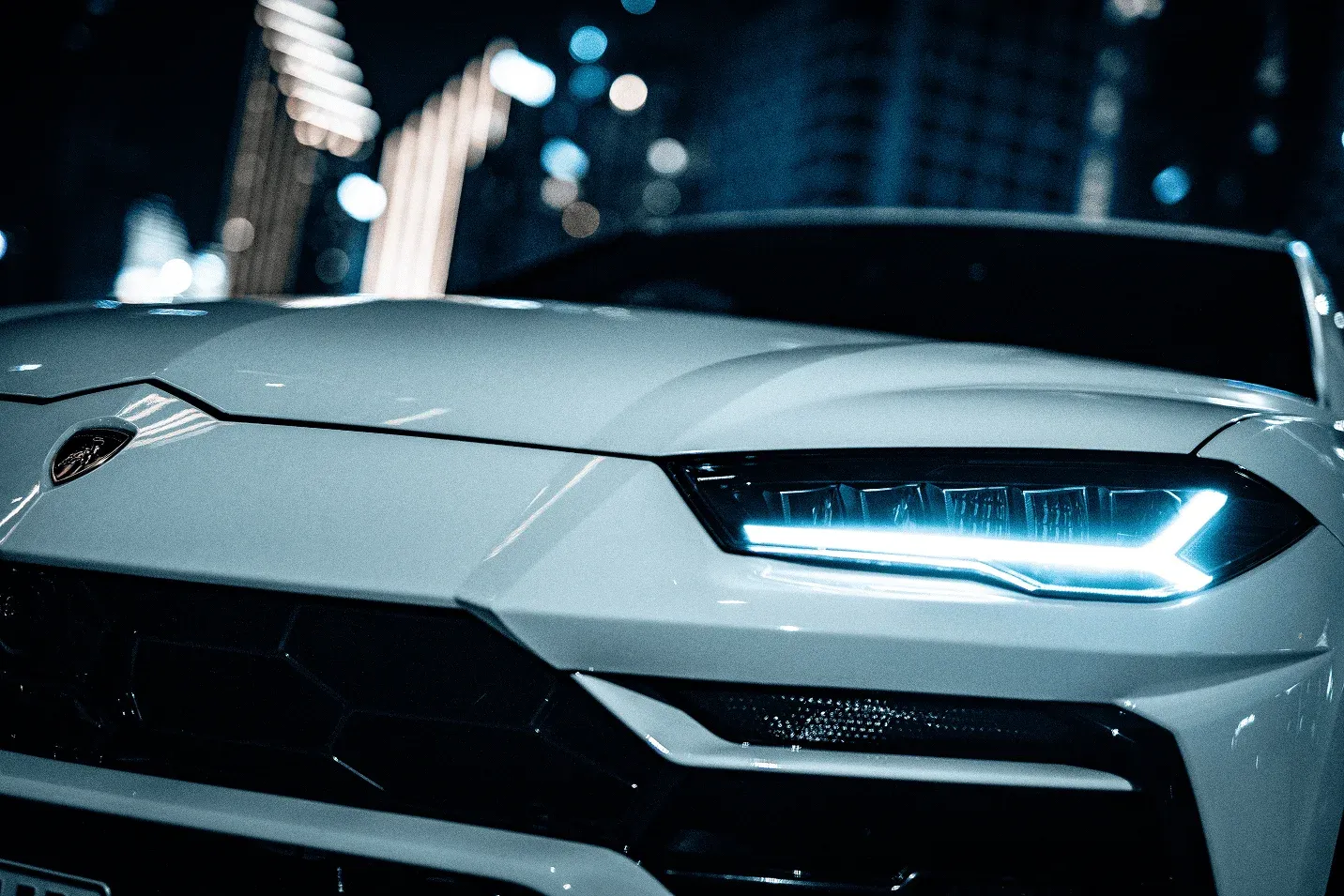Lamborghini Urus at night