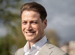 Shoopshoop is het full-service online marketing bureau in Woerden voor ambitieus MKB. Onder leiding van Benjamin van Oosterom, Certified StoryBrand Guide, bouwen we geïntegreerde groeisystemen met SEO, Google Ads, content, AI en marketing automation. Eén aanspreekpunt, meetbare resultaten.